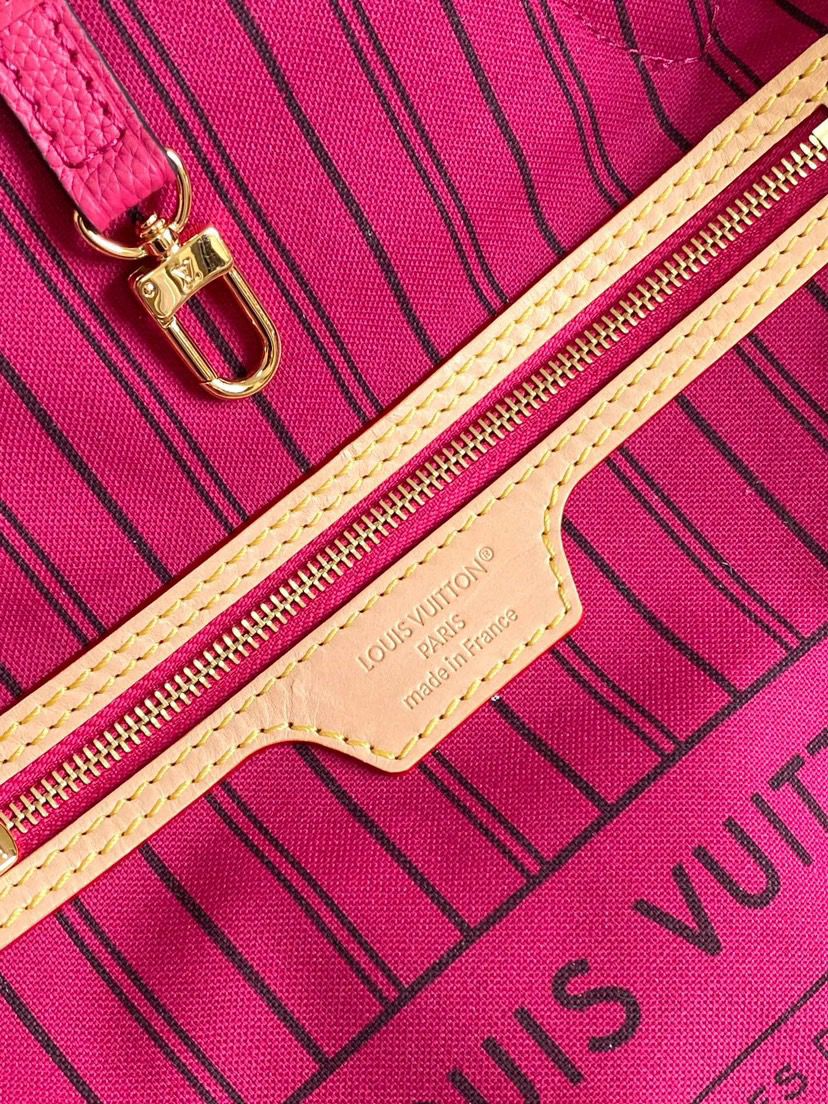 Bolsa Tote Couro Padrão Monograma Geométrico Rosa com Alça Ajustável