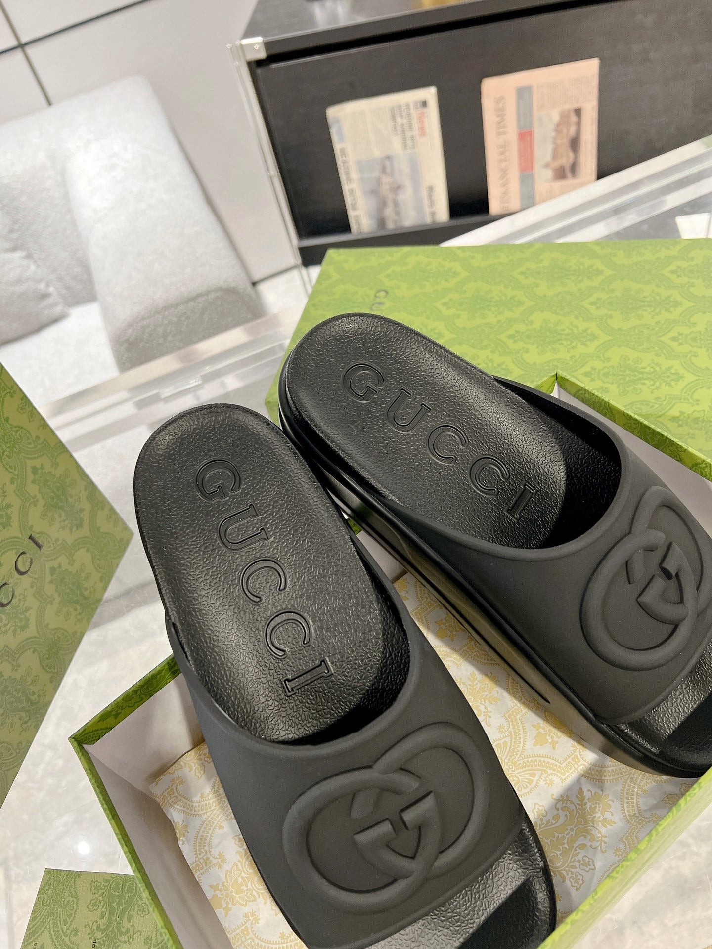Sandália Slider Couro Preto Placa Frontal Letras Entrelaçadas