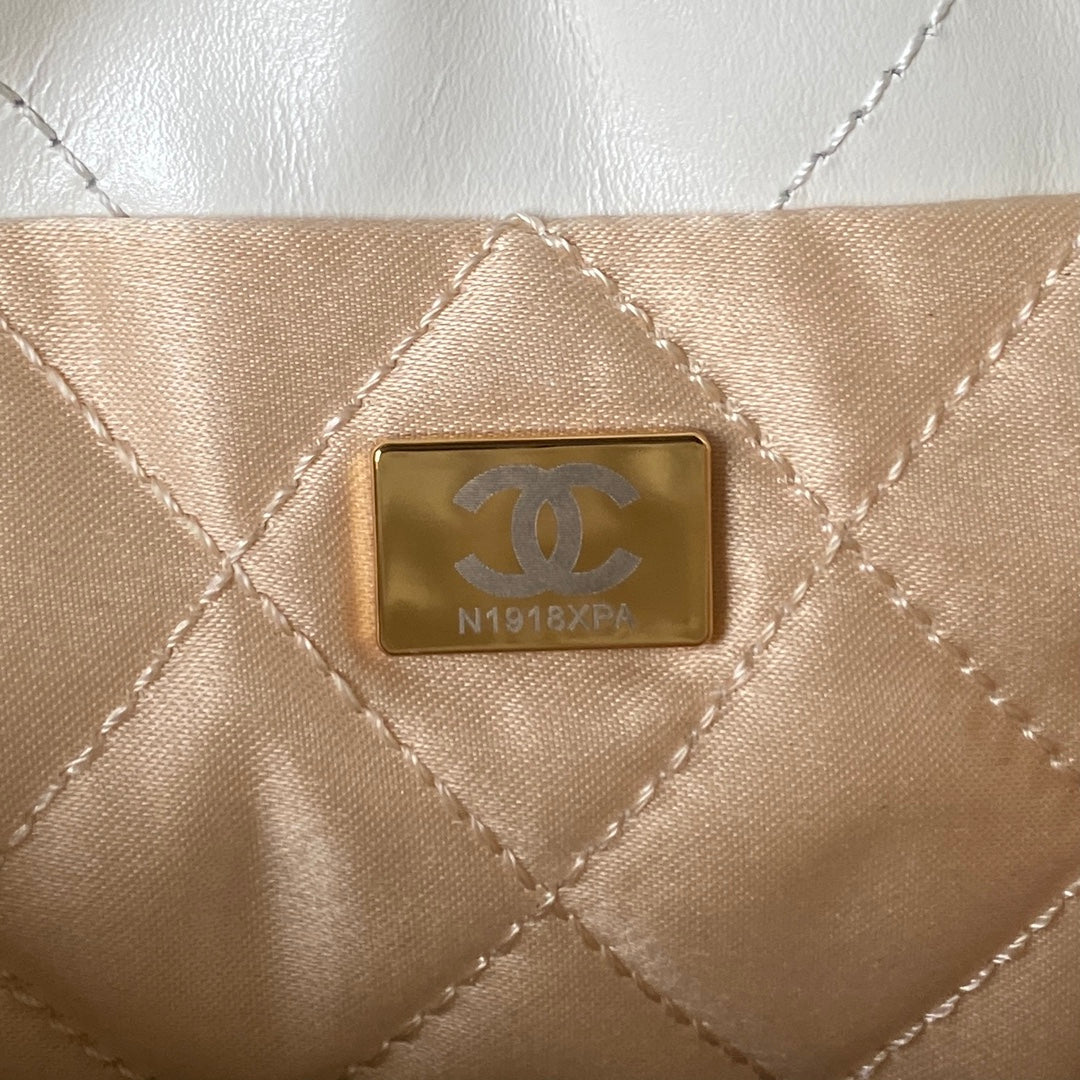 Bolsa Couro Vitelo Branco com Detalhe Dourado e Placa Frontal
