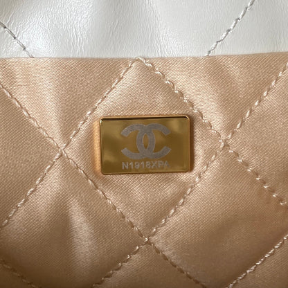 Bolsa Couro Vitelo Branco com Detalhe Dourado e Placa Frontal
