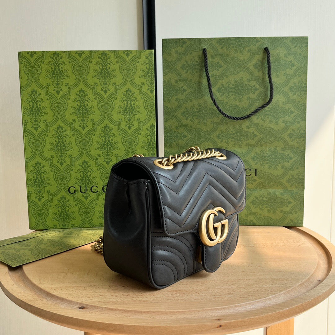 Bolsa Pequena Couro Preto Letras Entrelaçadas Mini