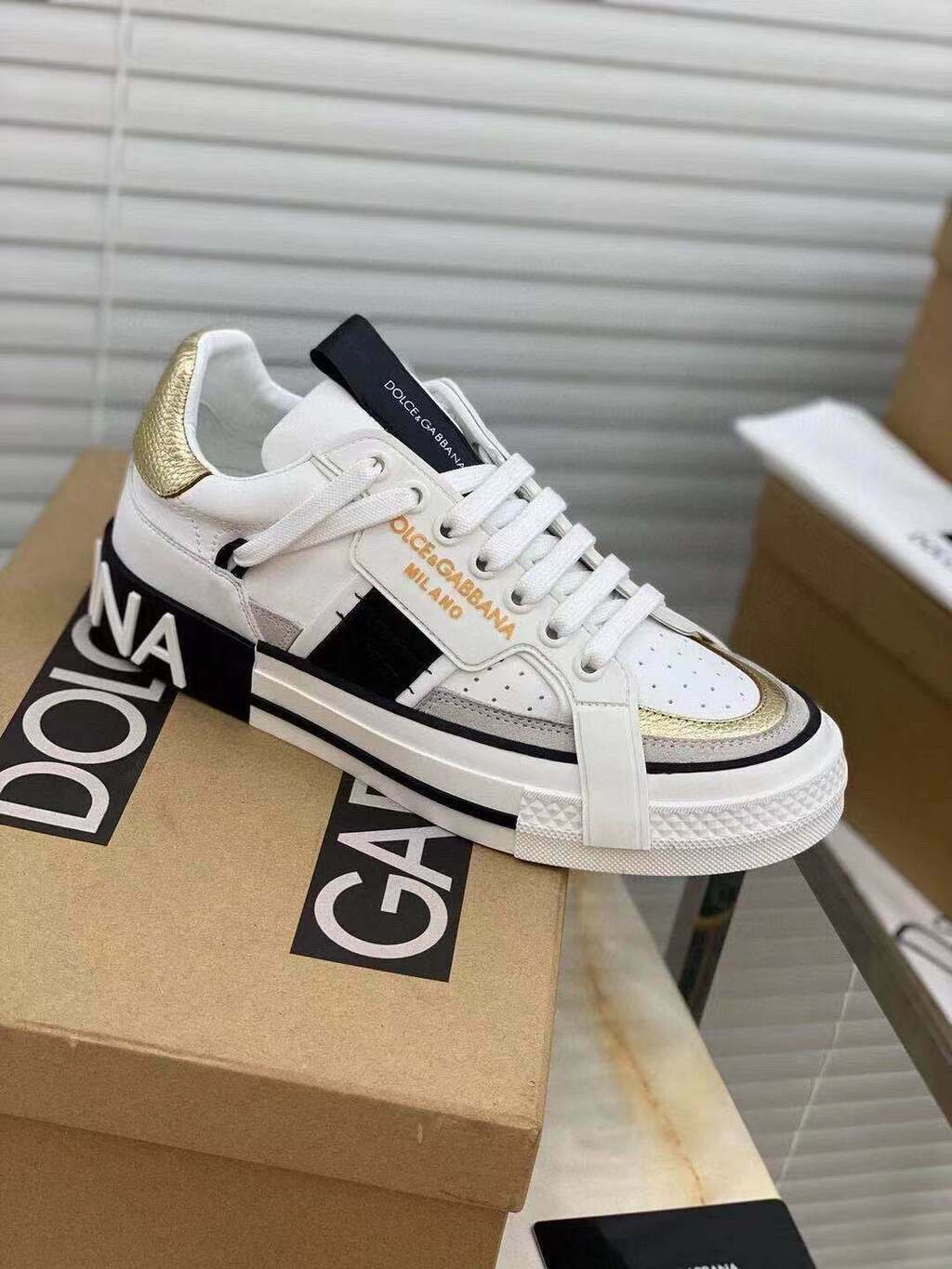 Tênis Cano Baixo Couro Branco Detalhe Dourado