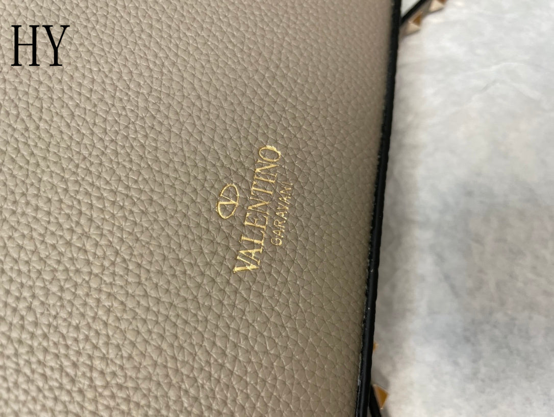 Bolsa Transversal Couro Preto Rebites Piramidais