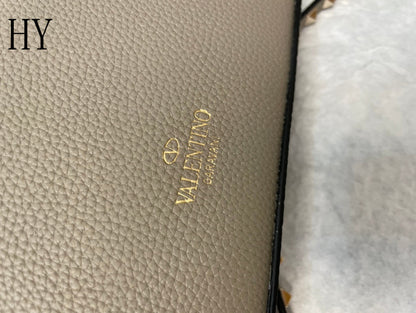 Bolsa Transversal Couro Preto Rebites Piramidais