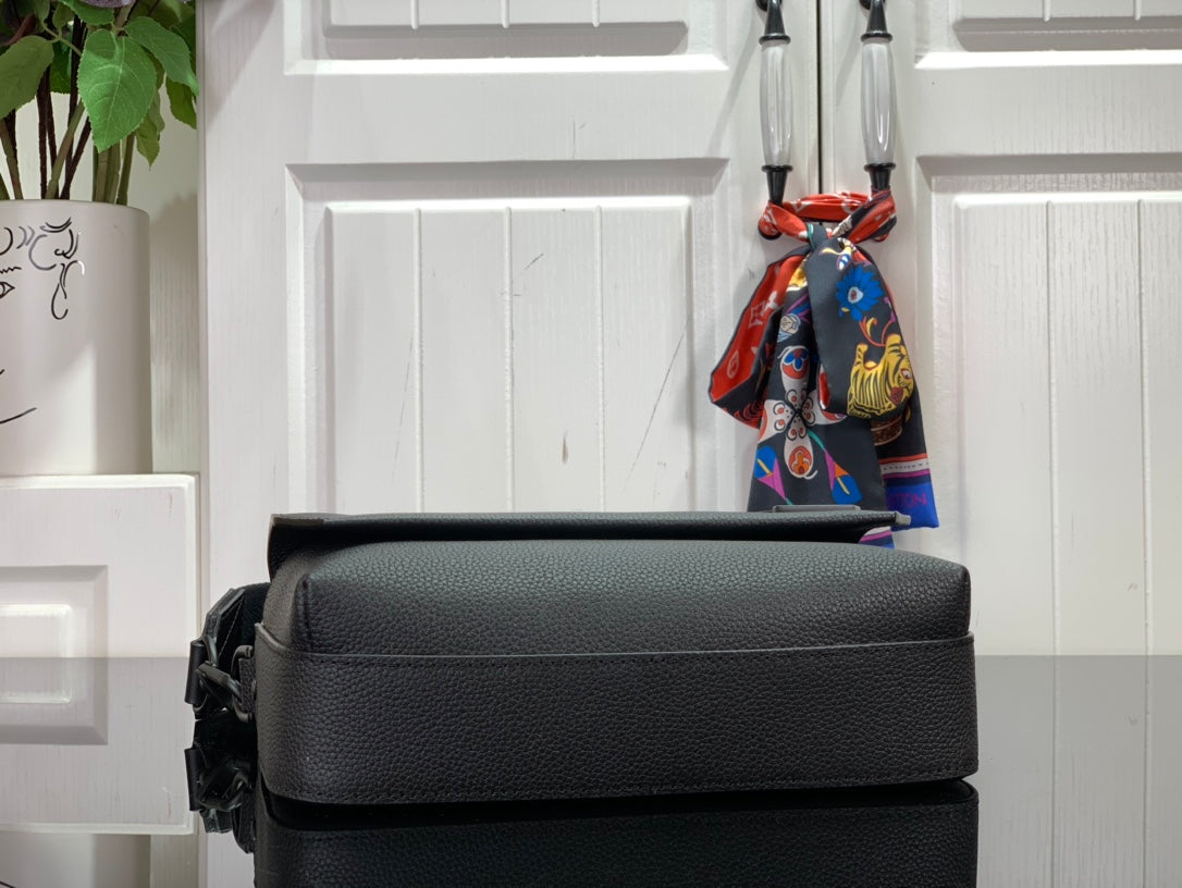 Bolsa Mensageiro Couro Preto Detalhe Relevo Geométrico