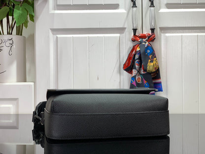 Bolsa Mensageiro Couro Preto Detalhe Relevo Geométrico