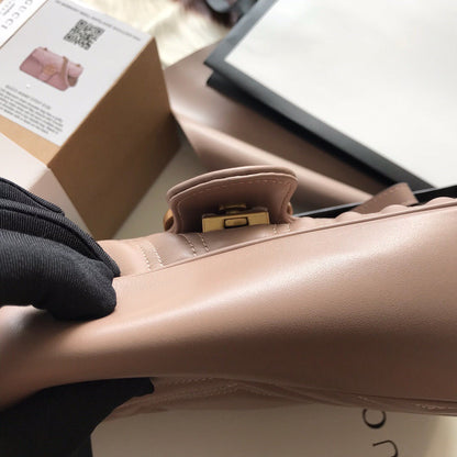 Bolsa Satchel Couro Acolchoado Letras Entrelaçadas Nude Pequena