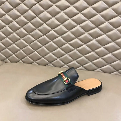 Mocassim Couro Padrão Letras Entrelaçadas Marrom