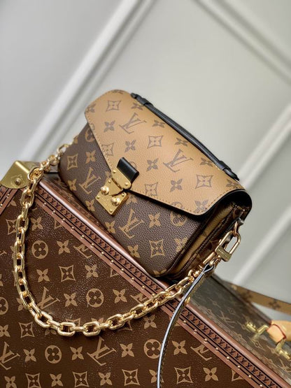 Bolsa Pequena Couro Padrão Monograma Geométrico Marrom