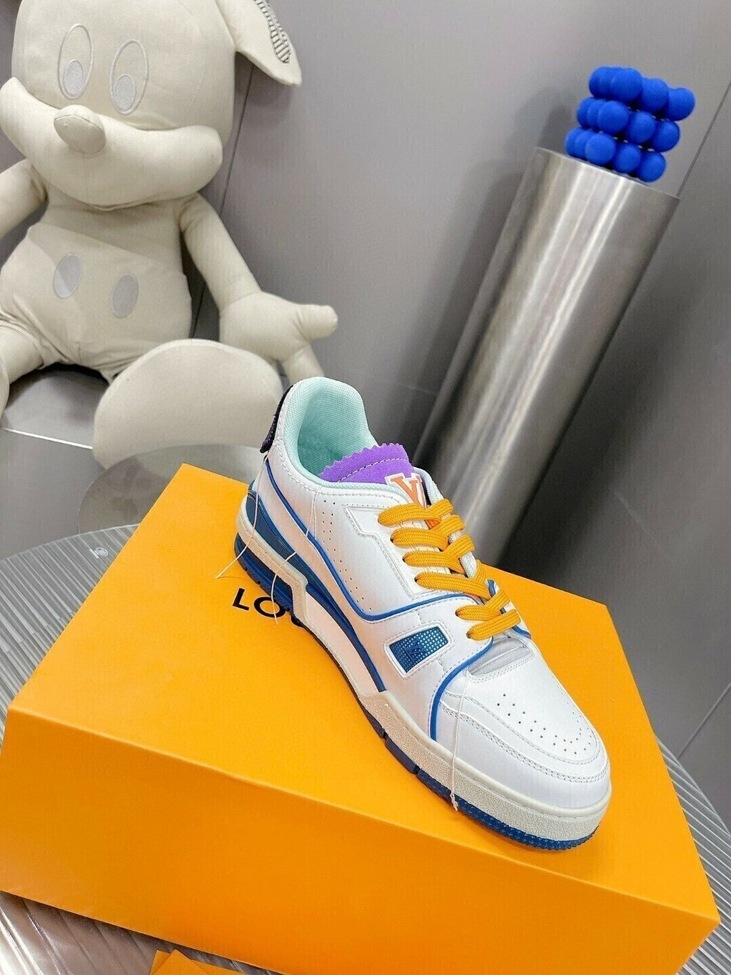 Tênis Couro Branco Detalhe Azul e Roxo