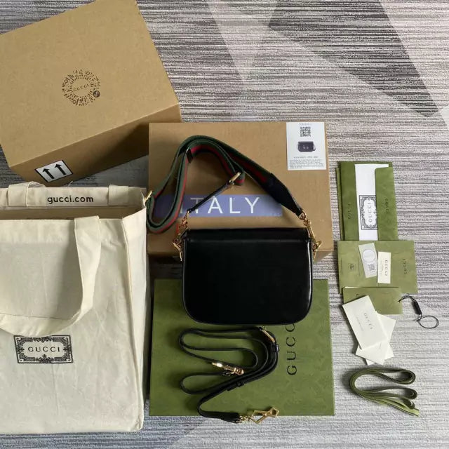Bolsa Couro Preto Fechamento Metálico Ferradura