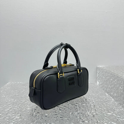 Bolsa Couro Estruturada Bege Placa Triangular