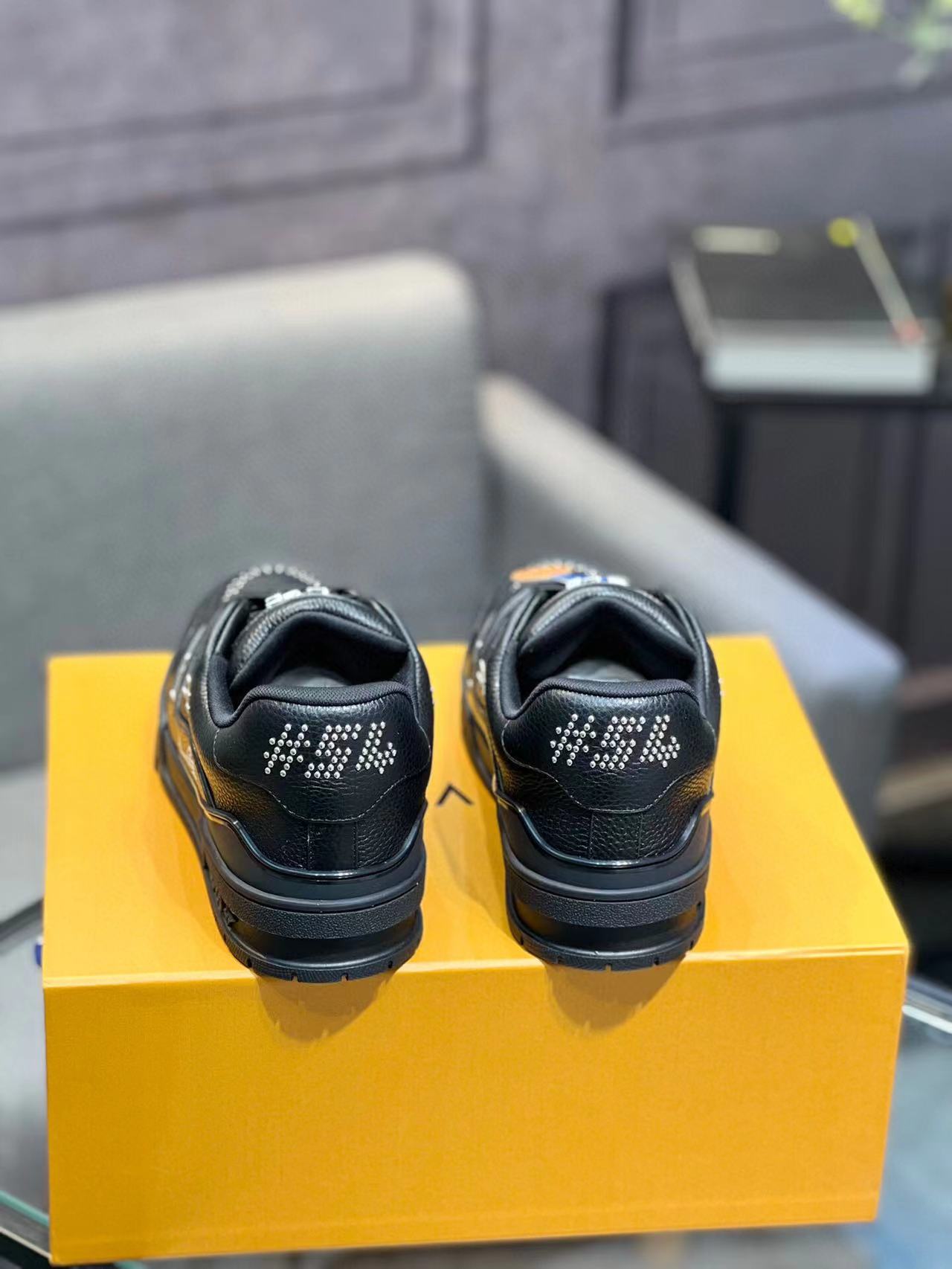 Tênis Couro Preto Detalhe Dourado