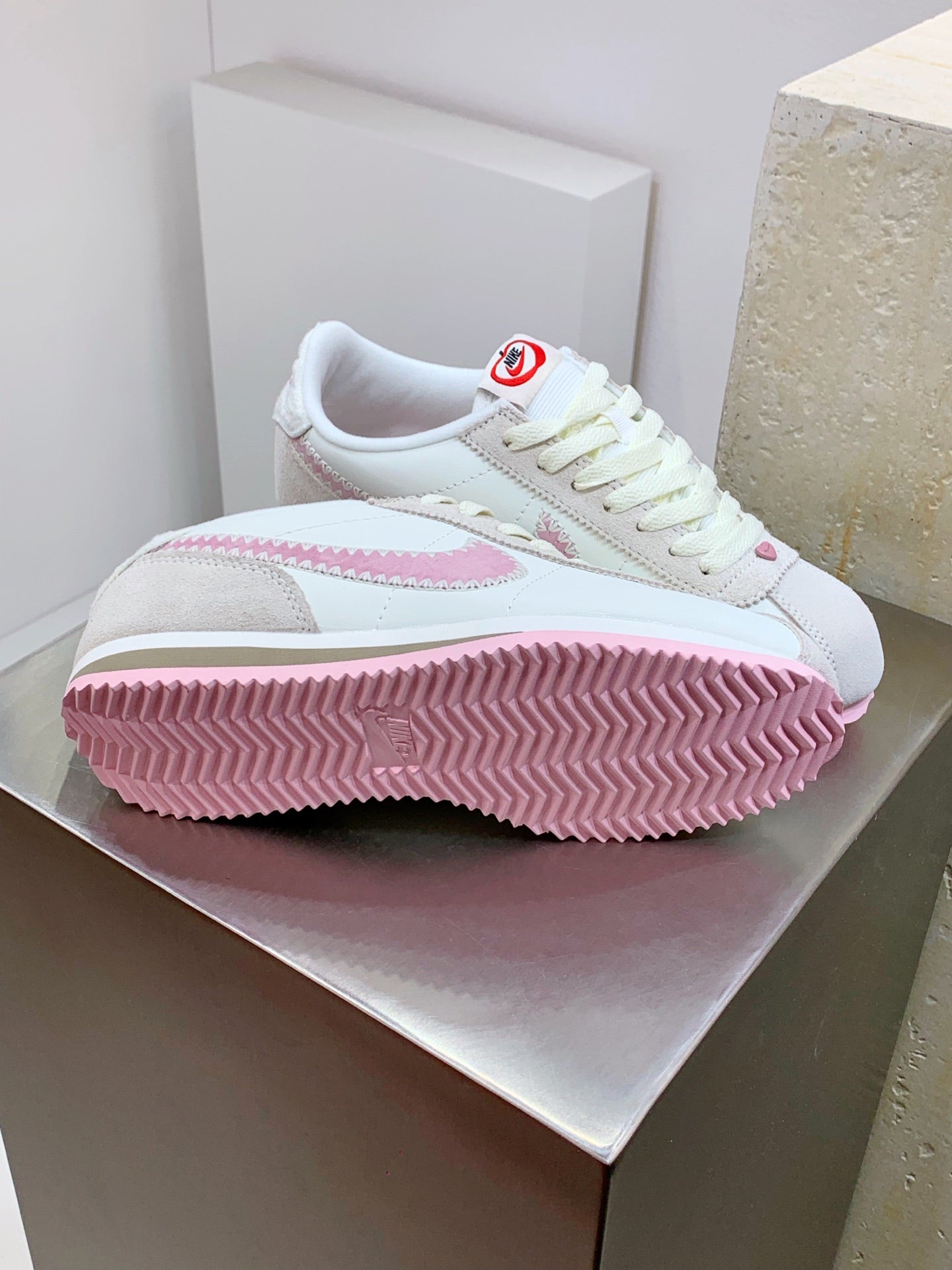 Tênis Couro Casual Branco Detalhe Vermelho Temático