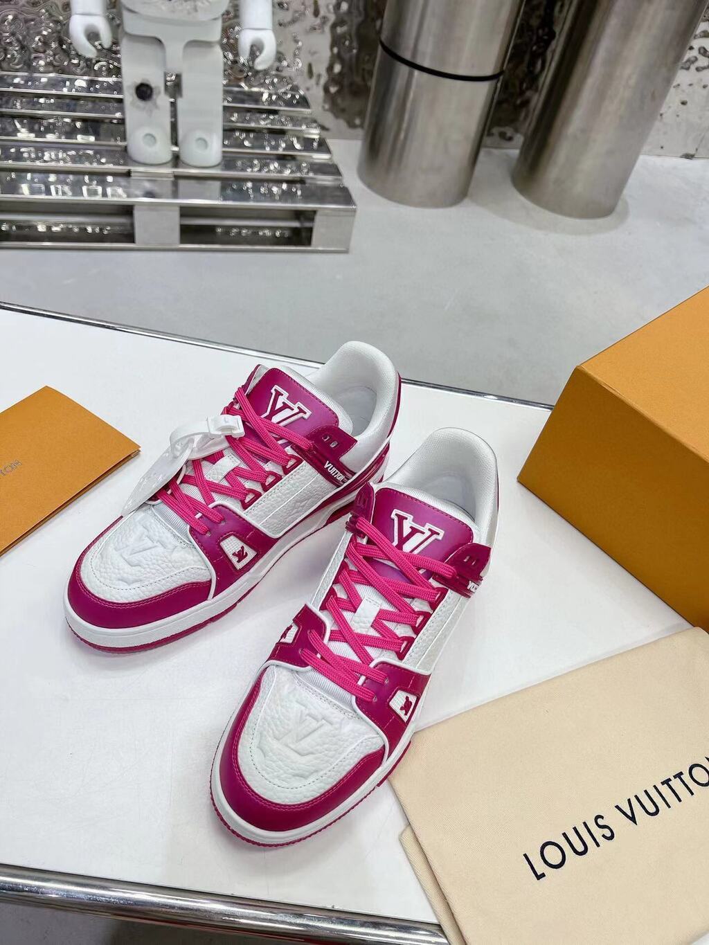 Tênis Couro Rosa e Branco Detalhes Geométricos