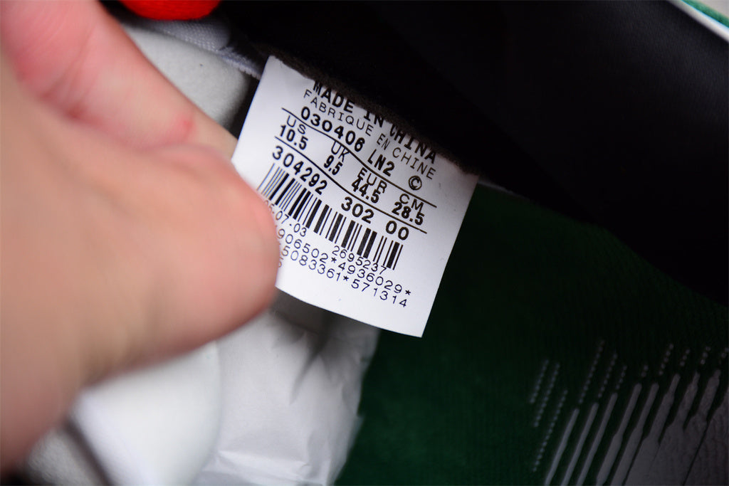 Tênis Cano Médio Couro Branco com Listra Verde