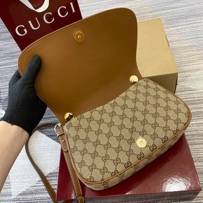 Bolsa Satchel Couro Bege Letras Entrelaçadas Média
