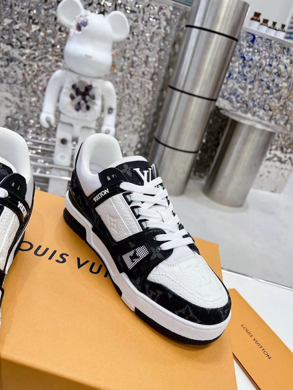 Tênis Casual Couro Branco com Detalhe Preto