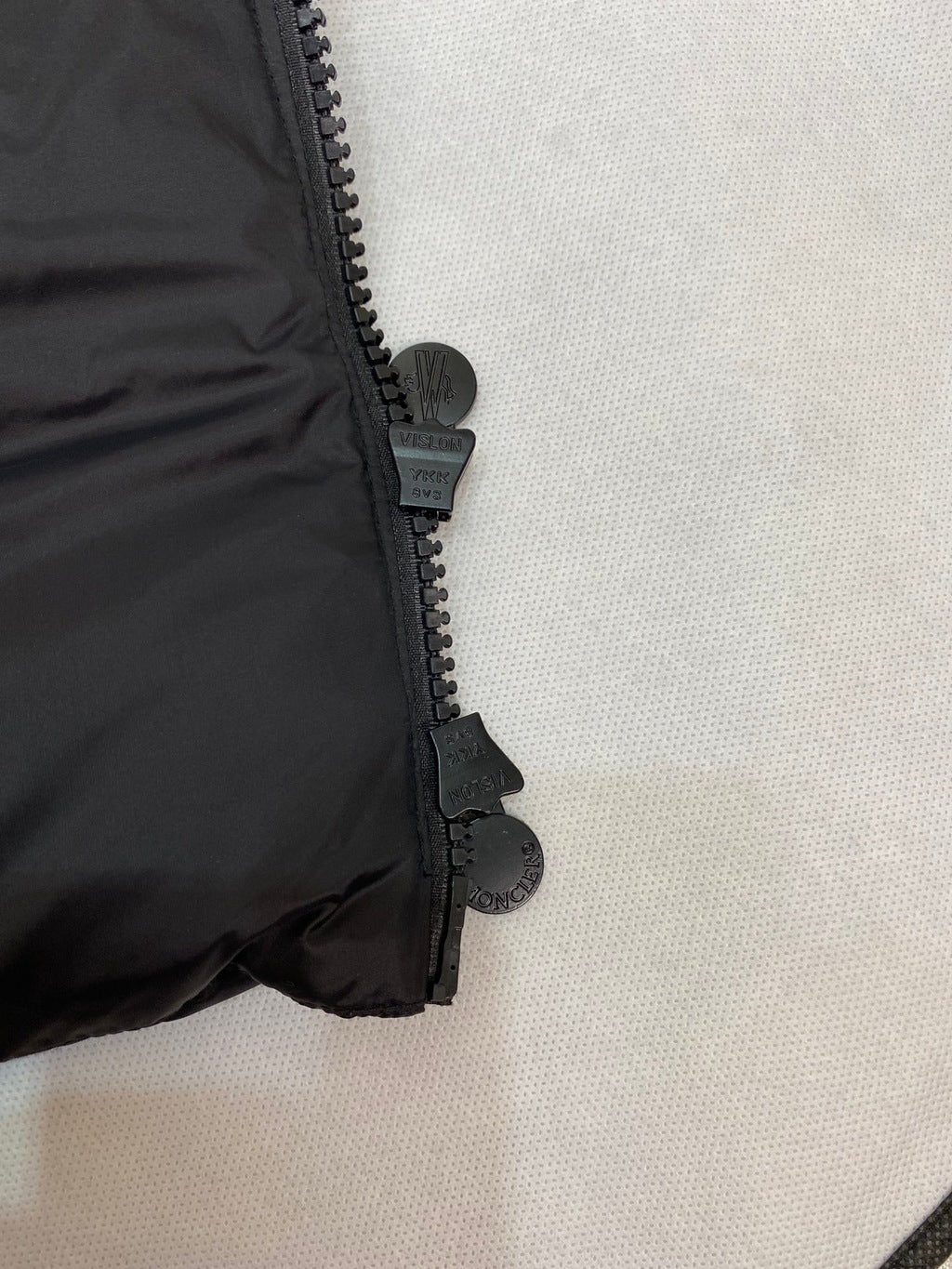 Colete Acolchoado Branco com Detalhes Pretos