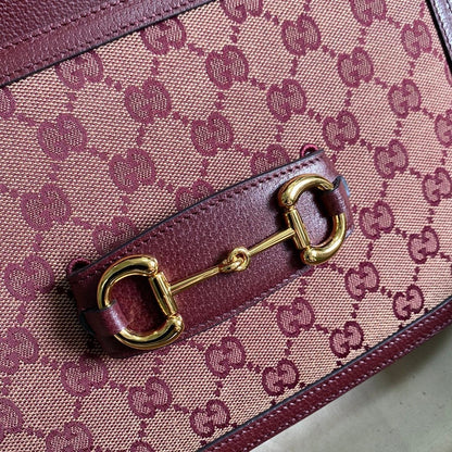 Bolsa Satchel Couro Letras Entrelaçadas Marrom com Fivela Metálica