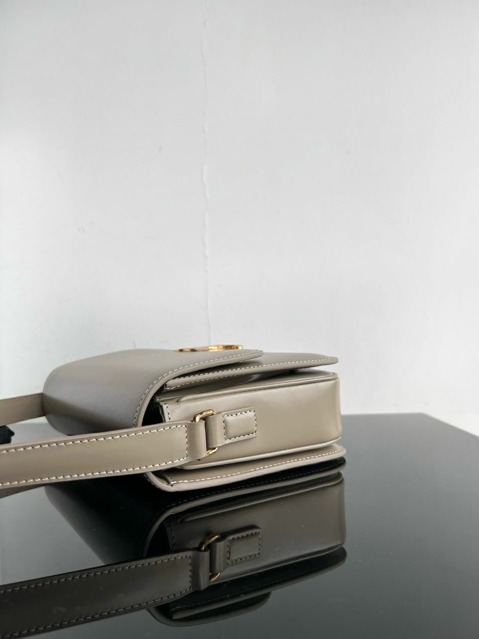 Bolsa Satchel Couro Padrão Letras Entrelaçadas Marrom