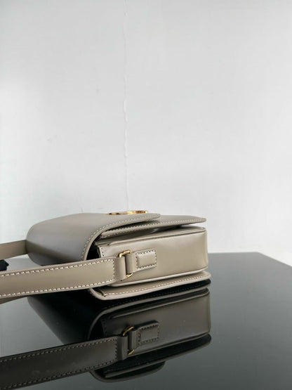 Bolsa Satchel Couro Padrão Letras Entrelaçadas Marrom