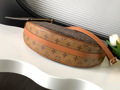 Bolsa Hobo Couro Padrão Monograma Geométrico Marrom