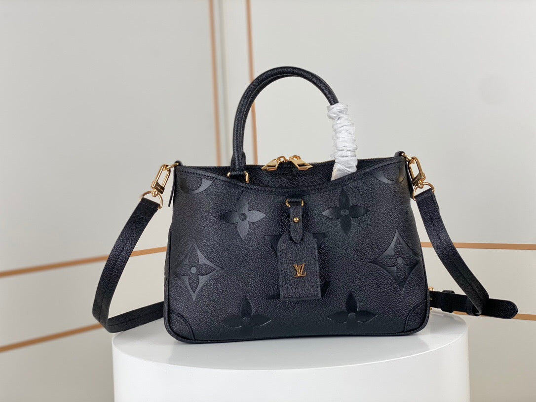 Bolsa Satchel Couro Estruturada Marrom Placa Triangular