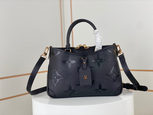 Bolsa Satchel Couro Estruturada Marrom Placa Triangular