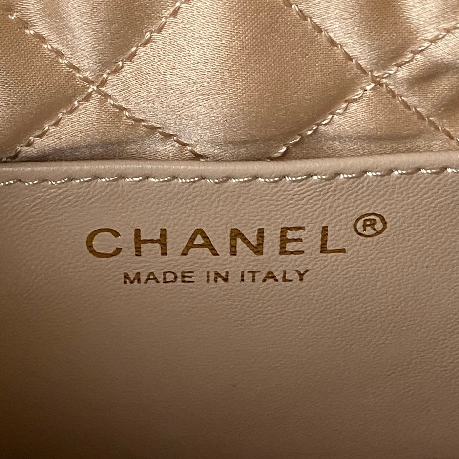 Bolsa Couro Vitelo Branco com Detalhe Dourado e Placa Frontal