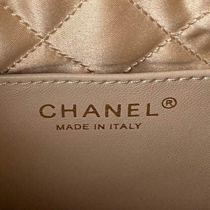 Bolsa Couro Vitelo Branco com Detalhe Dourado e Placa Frontal