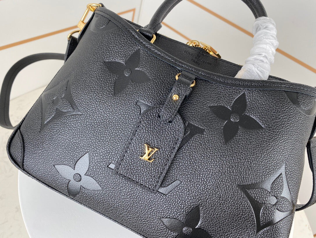 Bolsa Satchel Couro Estruturada Marrom Placa Triangular