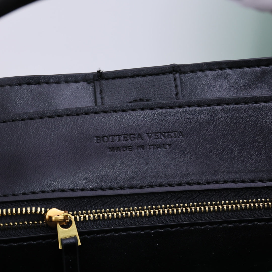 Bolsa Satchel Couro Entrelançado Preto Médio