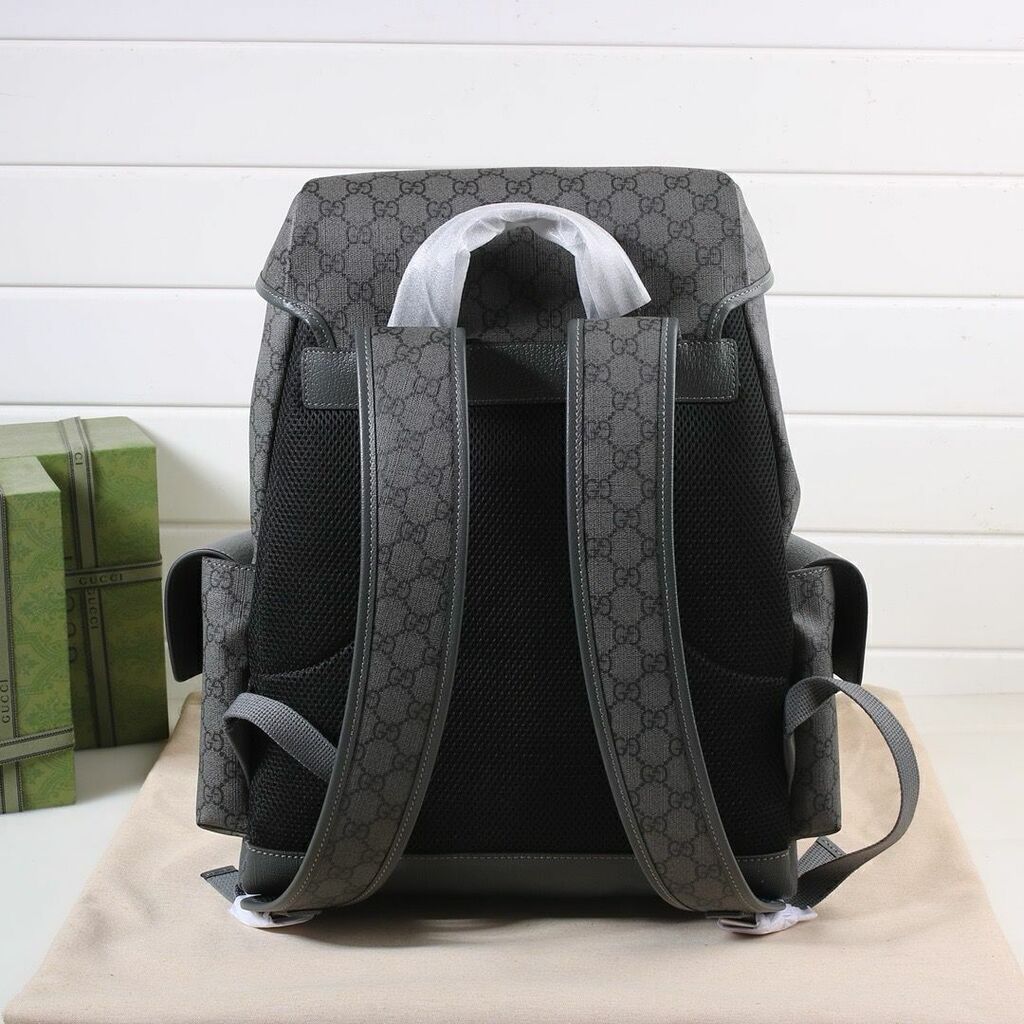 Mochila Couro Letras Entrelaçadas
