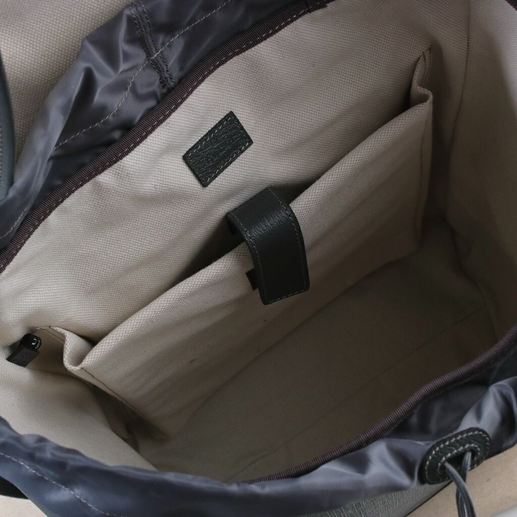 Mochila Couro Letras Entrelaçadas