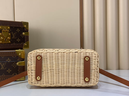 Base estruturada em rattan com pés metálicos dourados