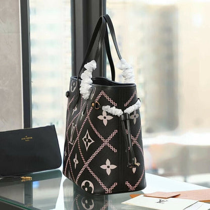 Bolsa Tote Couro Padrão Monograma Geométrico Preto 38cm