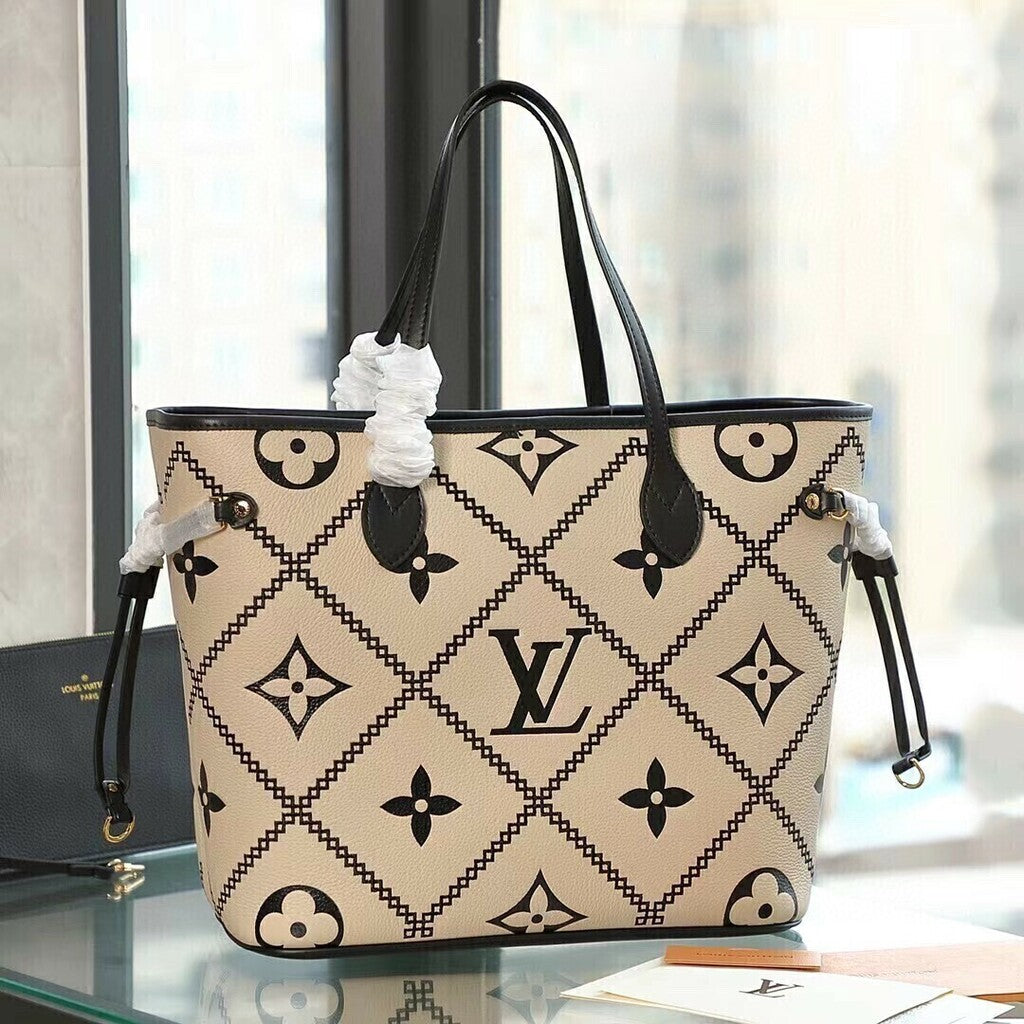 Bolsa Tote Couro Padrão Monograma Geométrico Creme e Preto MM
