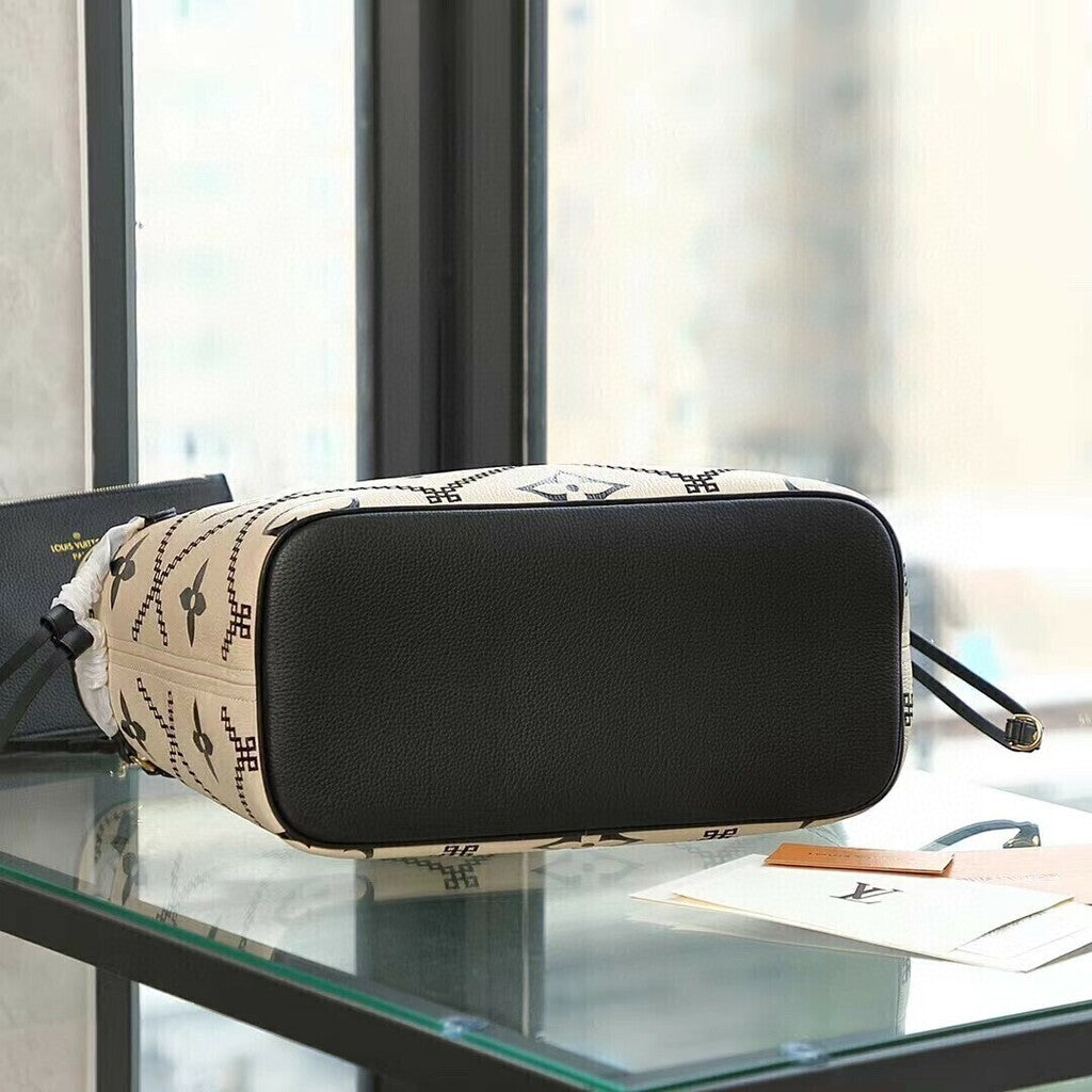 Bolsa Tote Couro Padrão Monograma Geométrico Creme e Preto MM