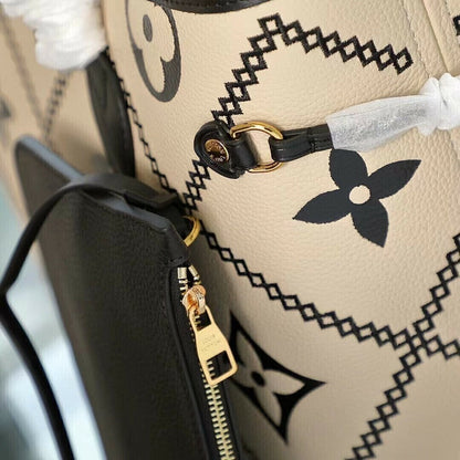 Bolsa Tote Couro Padrão Monograma Geométrico Creme e Preto MM