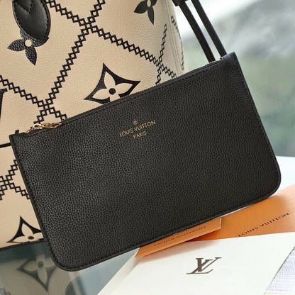 Bolsa Tote Couro Padrão Monograma Geométrico Creme e Preto MM