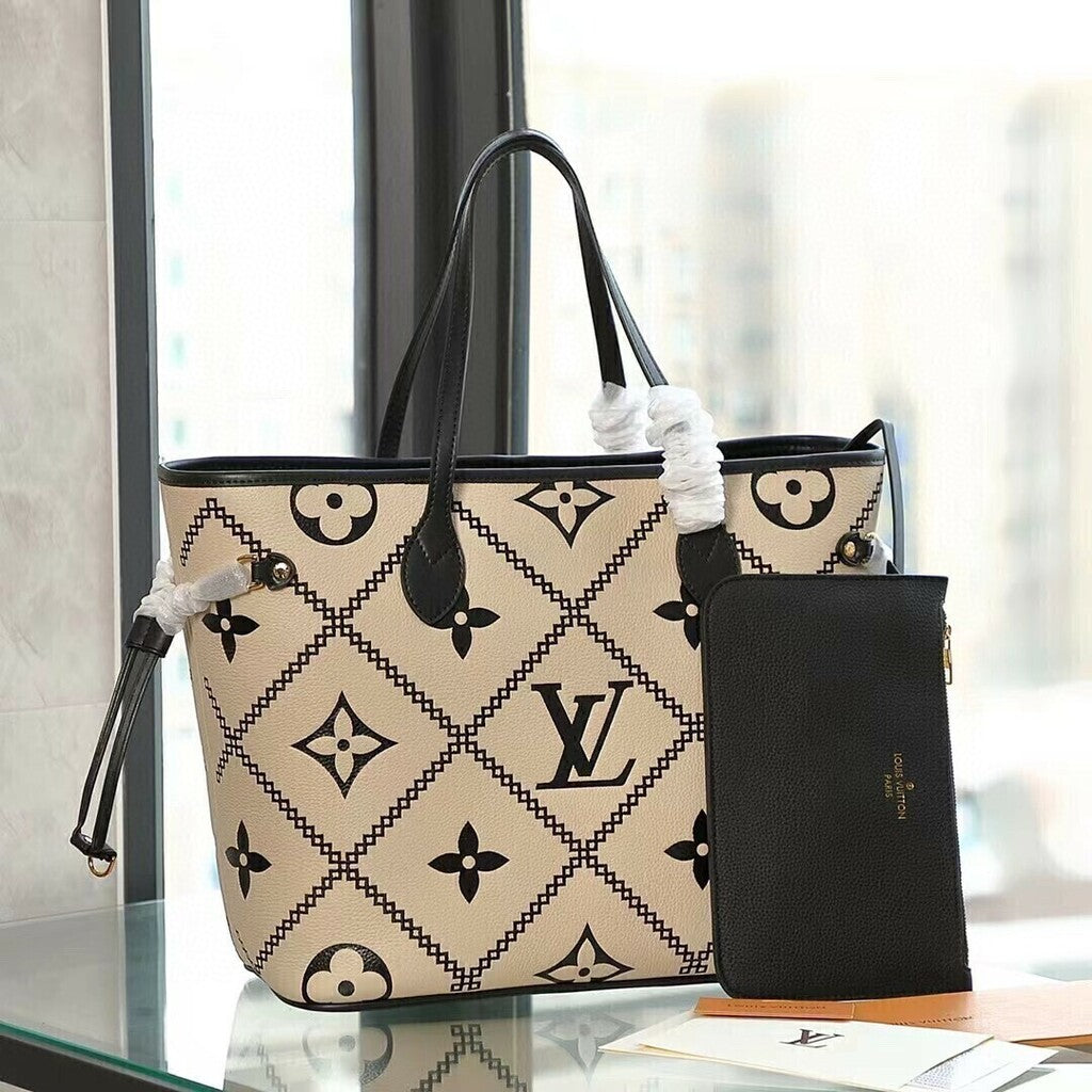 Bolsa Tote Couro Padrão Monograma Geométrico Creme e Preto MM