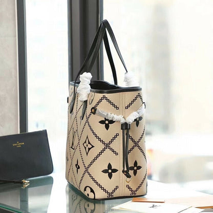Bolsa Tote Couro Padrão Monograma Geométrico Creme e Preto MM