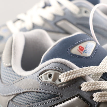 Tênis Runner Malha Cinza Claro Detalhes Contrastantes