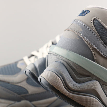 Tênis Runner Malha Cinza Claro Detalhes Contrastantes