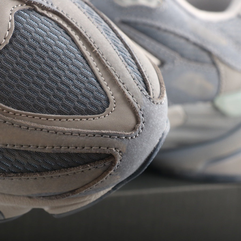 Tênis Runner Malha Cinza Claro Detalhes Contrastantes
