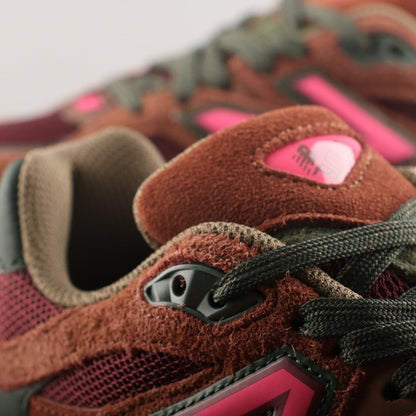 Tênis Runner Malha Borgonha com Detalhe Rosa