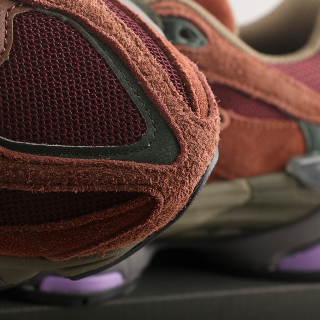 Tênis Runner Malha Borgonha com Detalhe Rosa