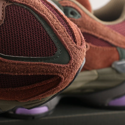Tênis Runner Malha Borgonha com Detalhe Rosa