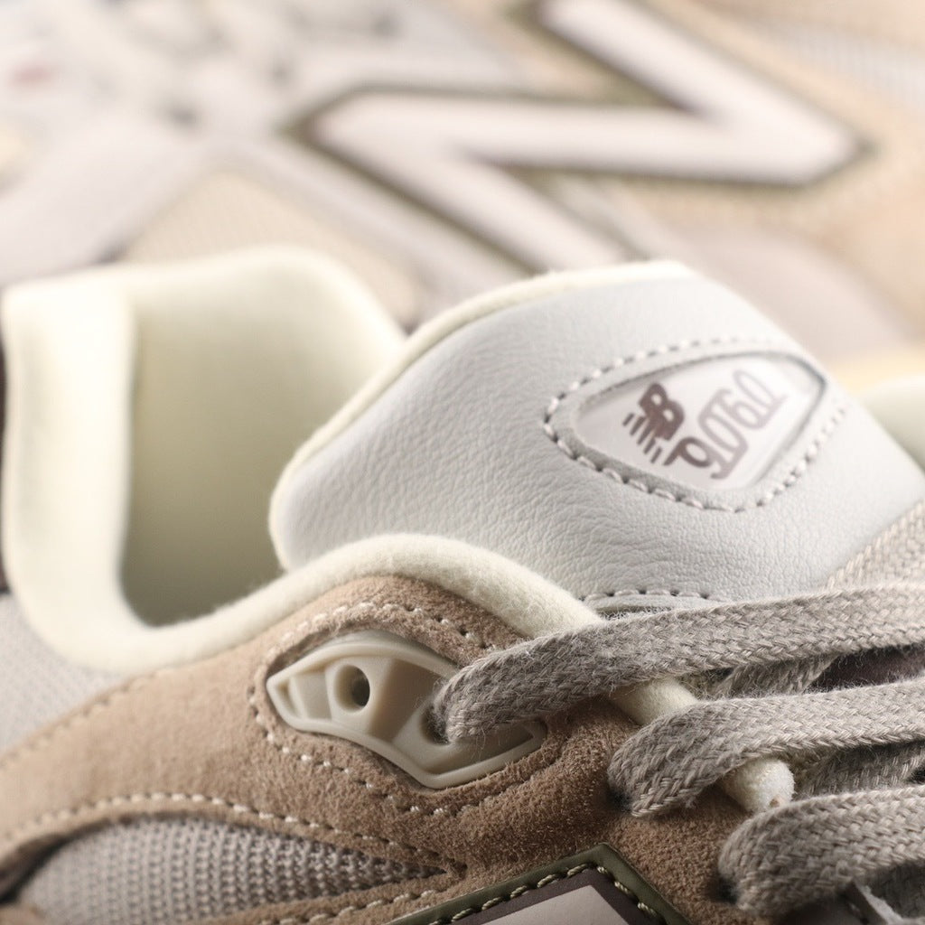 Tênis Runner Cinza Couro Camurça Detalhes Texturizados